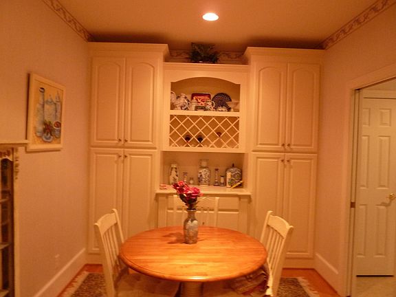 Eat-in Kitchen