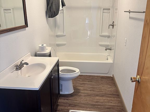 5th image of 907 W Main Ave