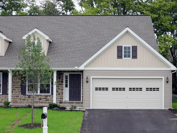 5361 Oak Leaf Dr, Mount Joy, PA 17552