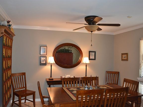 5th image of 77 Brookhollow Dr