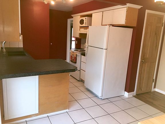 5th image of 2411 Knollview St SW