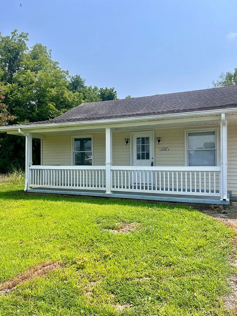 Available August 15! 3 Bedroom Home Near Downtown Clarksville — Photo 2