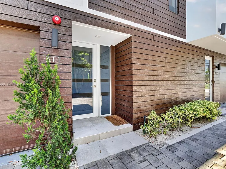 700 NE 14th Ave #311 — Photo 3