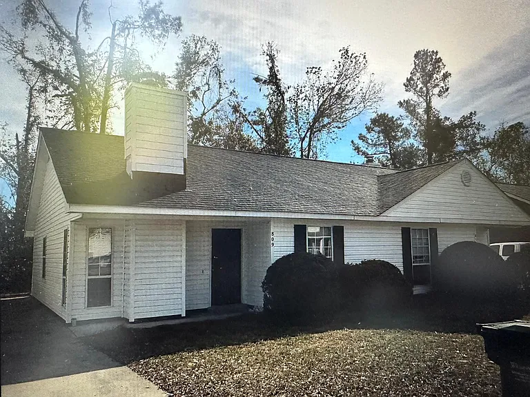 811 Varsity Dr — Photo 1