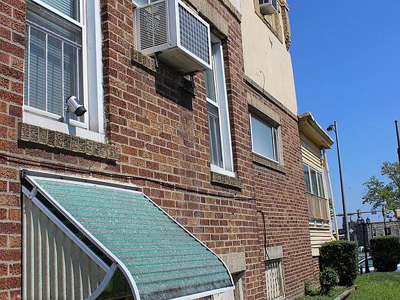 3rd image of 354 E Roosevelt Blvd