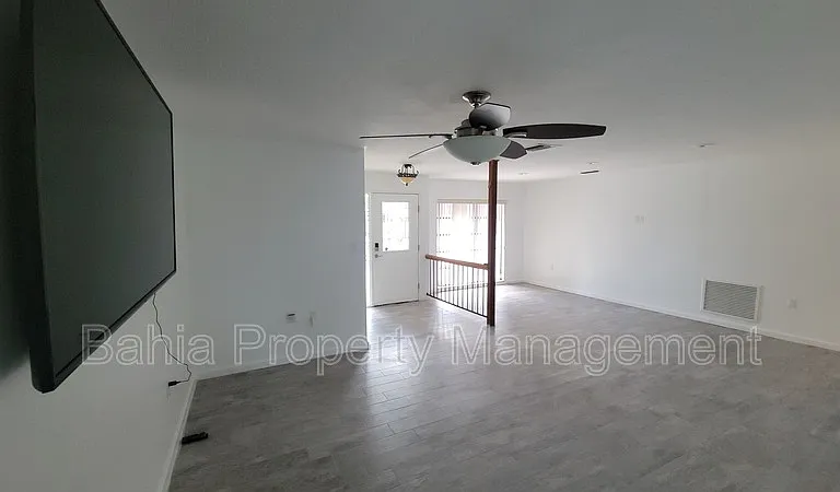 215 Meadowcross Dr — Photo 4