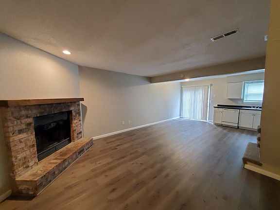 4th image of 220 NE Cedar Ct