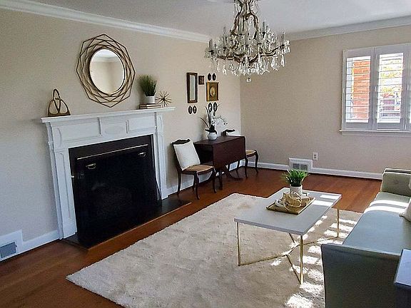 Living Room w/ gas fireplace