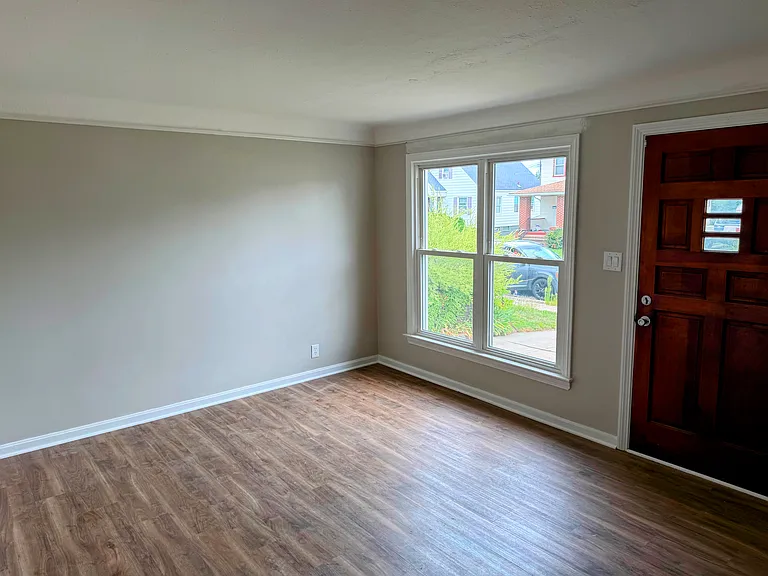 10806 Plymouth Ave — Photo 3