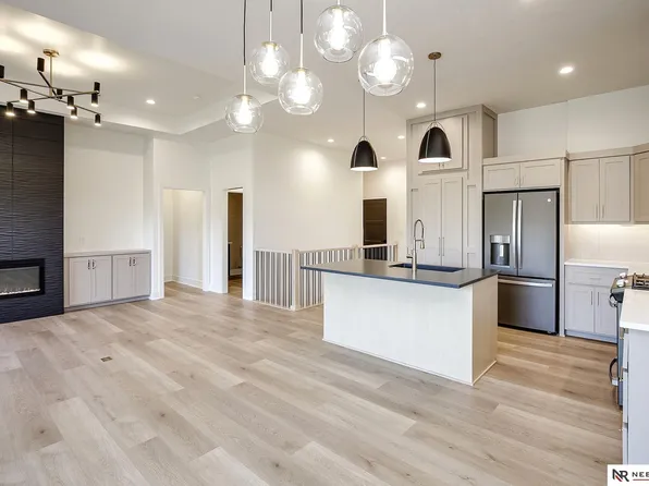 5917 157th St, Omaha, NE 68116