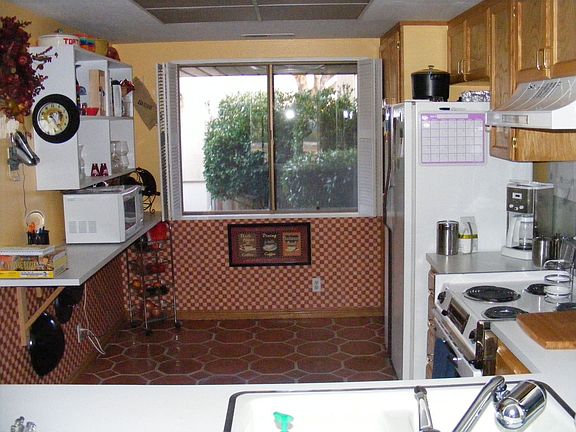 Kitchen w/tile floor