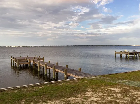 105 N Water St, Point Harbor, NC 27964