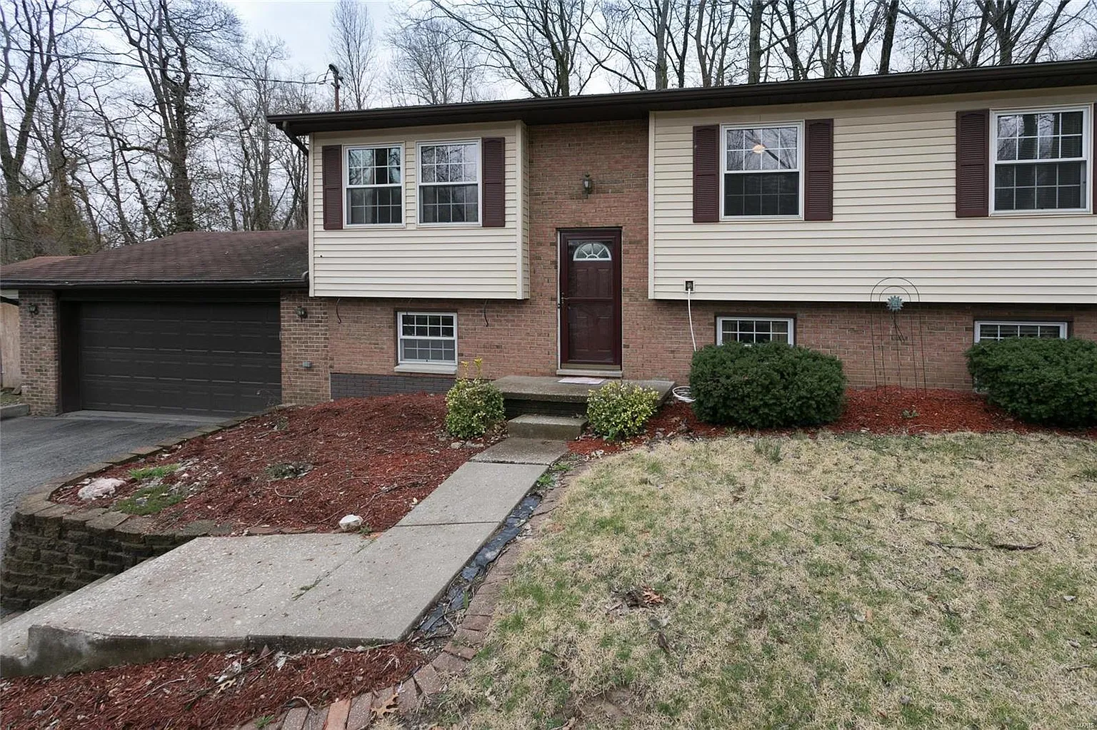 380 Valley Dr photo 1