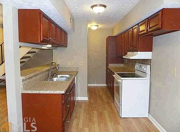 Other view of kitchen.