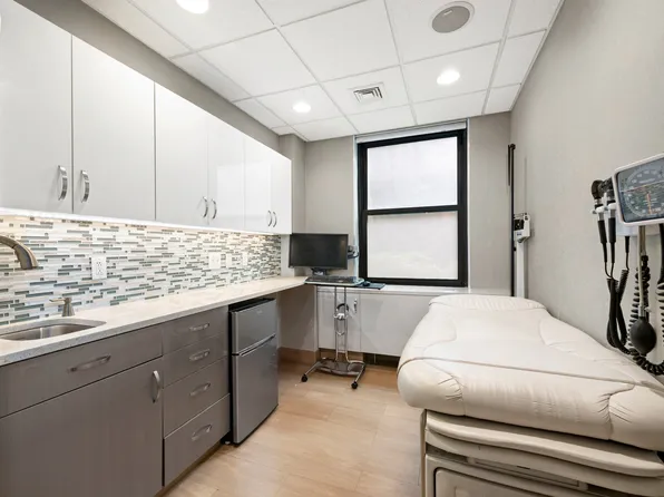 121 East 60th Street image 6 of 11