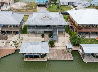 111 Ball St, Rockport, TX 78382