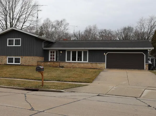 1018 Glenview DRIVE, Manitowoc, WI 54220