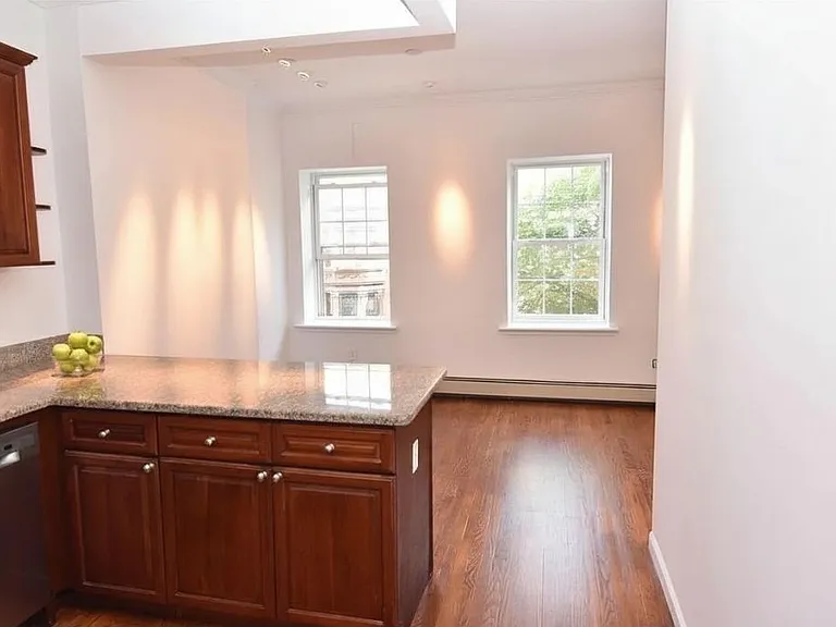 704 De Graw St #2 — Photo 2