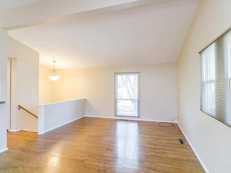 530 W Broadview Dr — Photo 5