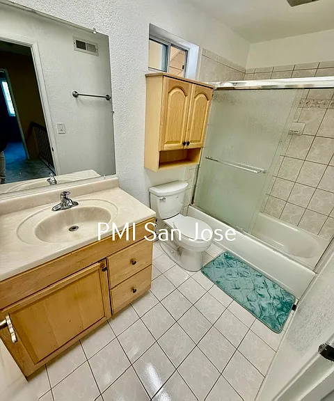 575 Kevenaire Dr - Upstairs Hall Bath_05162026