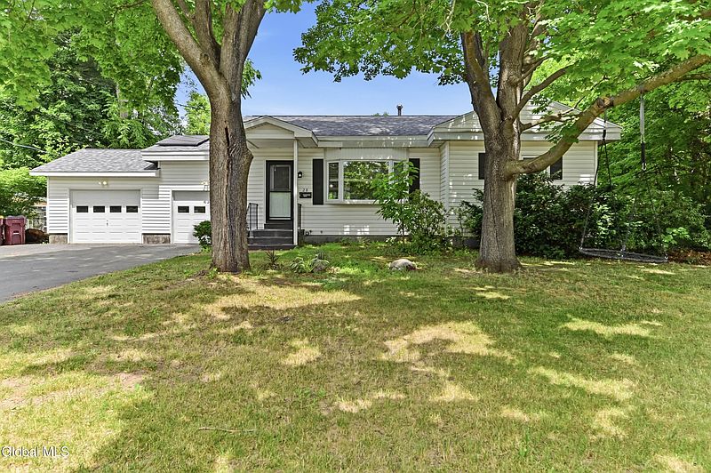 3rd image of 28 Lee Avenue