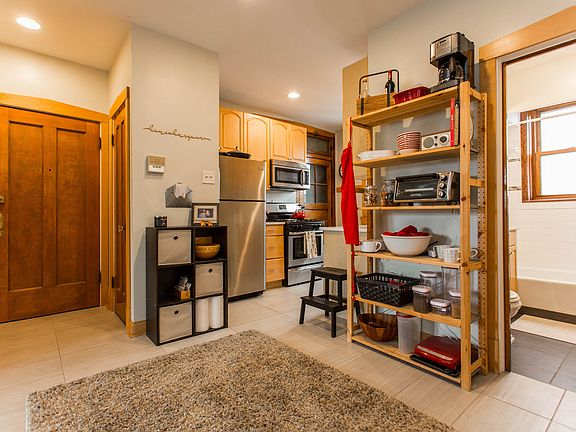 5th image of 2051 W Ainslie St #3W
