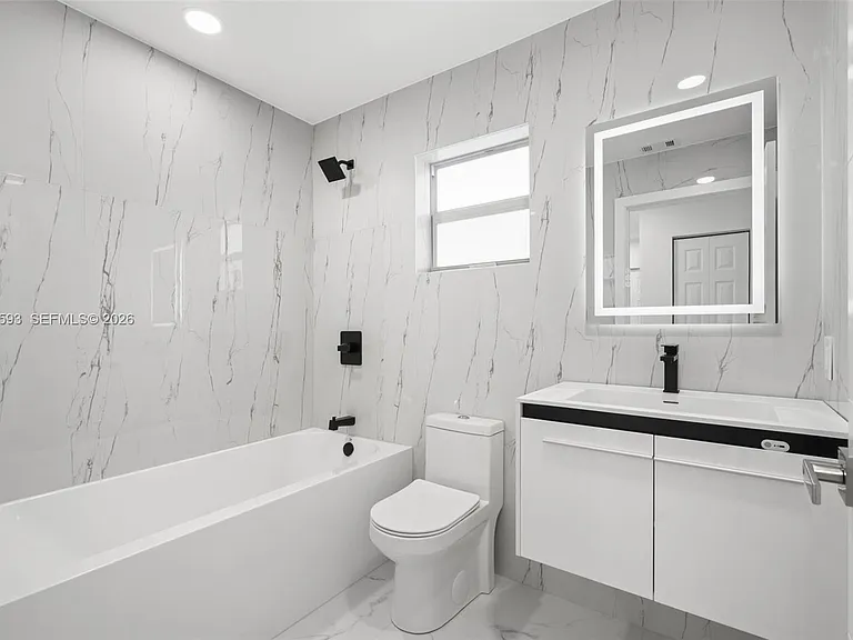 253 SW 4th St — Photo 17