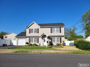 4 Kenmore Rd, Edison, NJ 08817