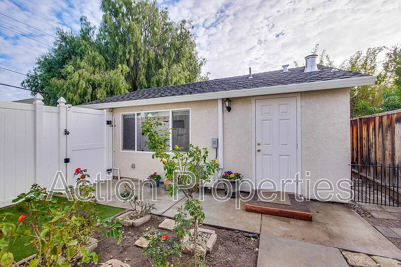 890 Muender Ave