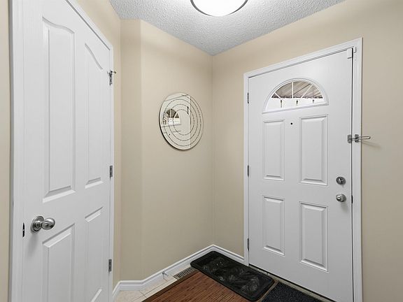4th image of 391 Foxboro Dr