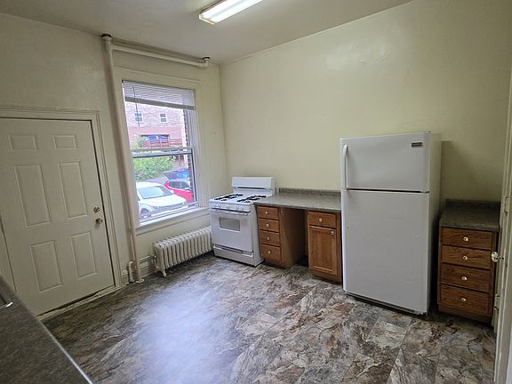 3rd image of 721 E 1st St #4