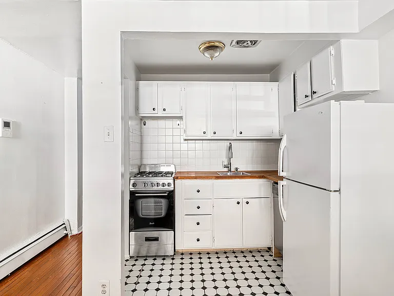 160 E 26th St #1G — Photo 4