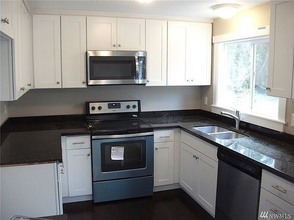 3rd image of 4145 Balsam Pl