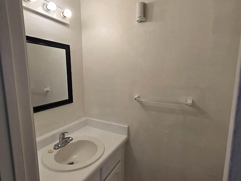308 Duke Dr #B — Photo 6