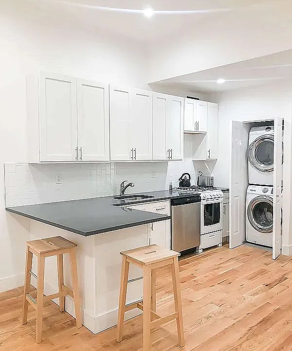 1st image of 424 Hart St APT 1