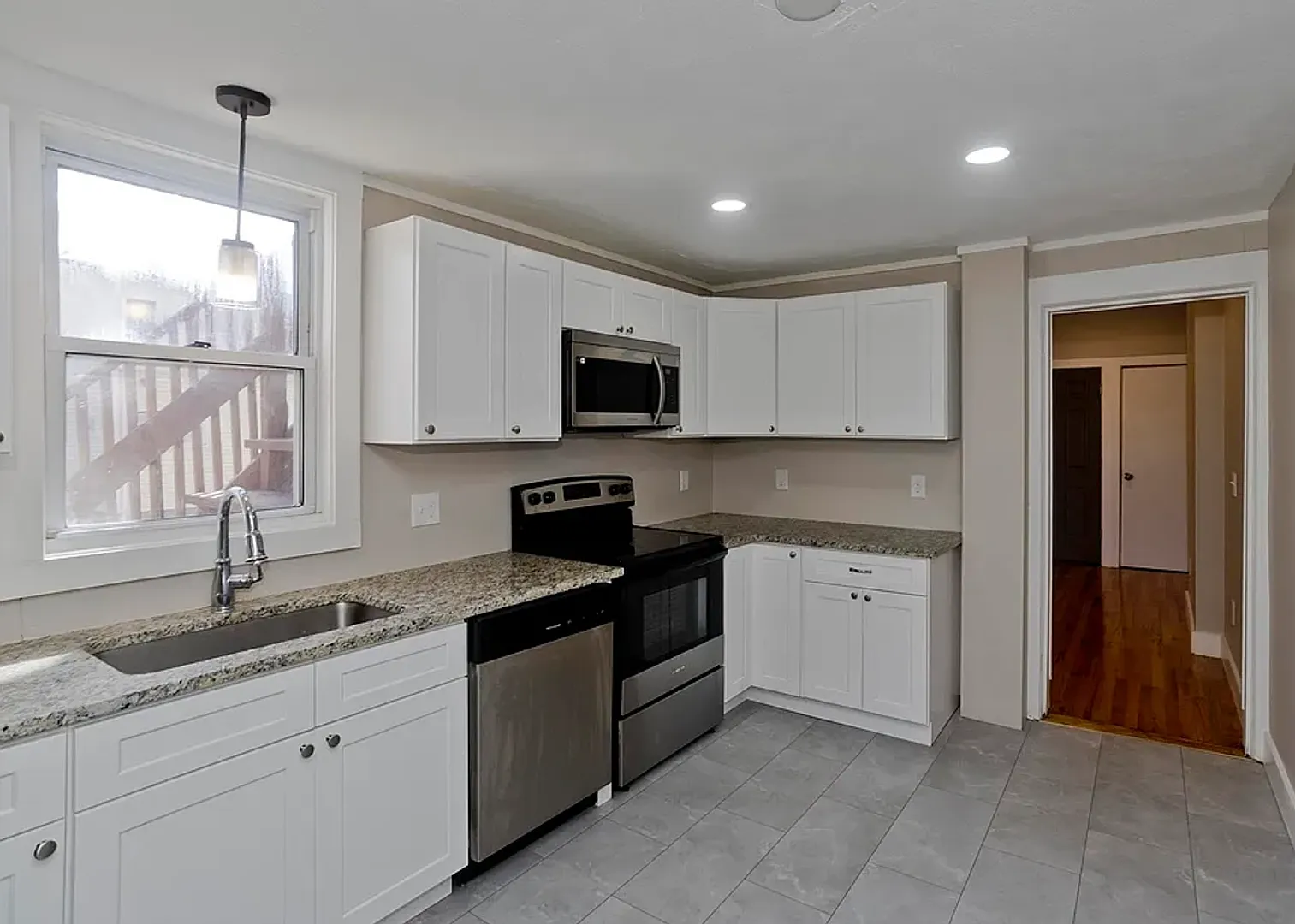 2 Bedroom-Westfield Ma — Photo 2