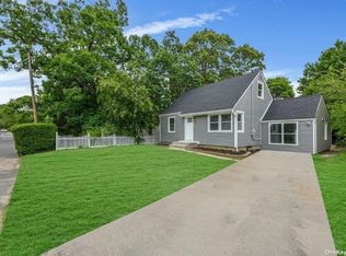 33 W Smith St, Amityville, NY 11701