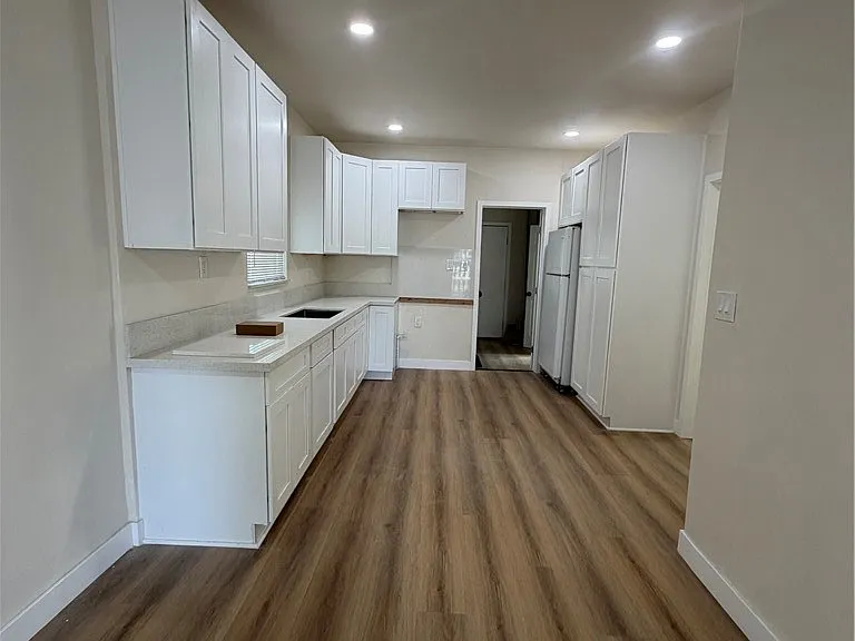 134 E M St — Photo 2