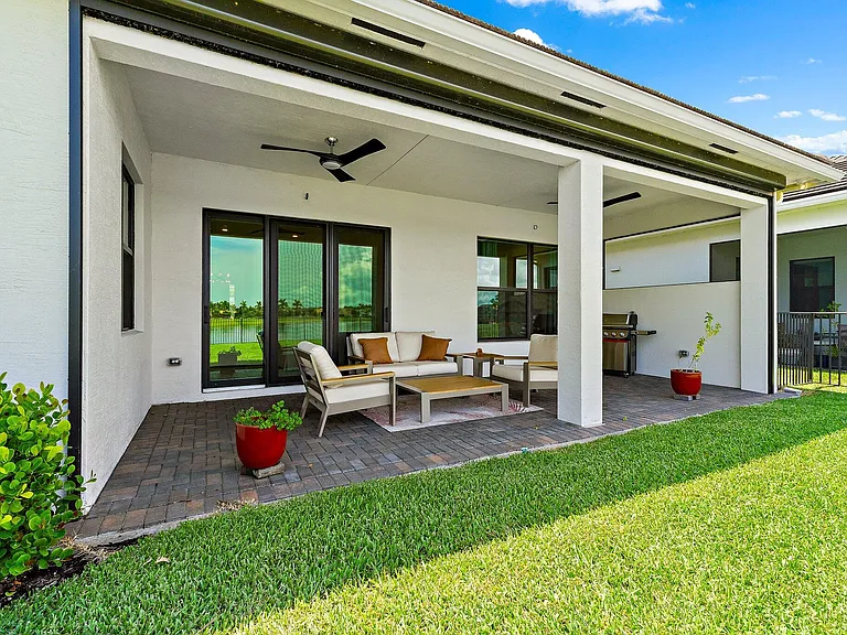 15883 Key Biscayne Ln — Photo 32
