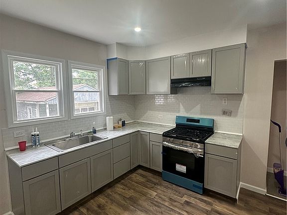 4th image of 255 Lyon St