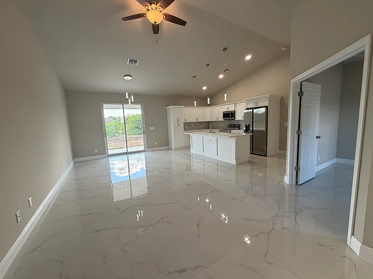 728 Carbon St E — Photo 3