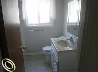 4th image of 934 E Gardenia Ave