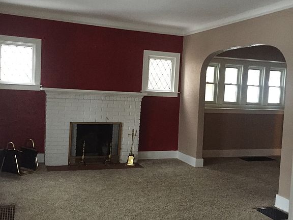 Living room with fireplace 