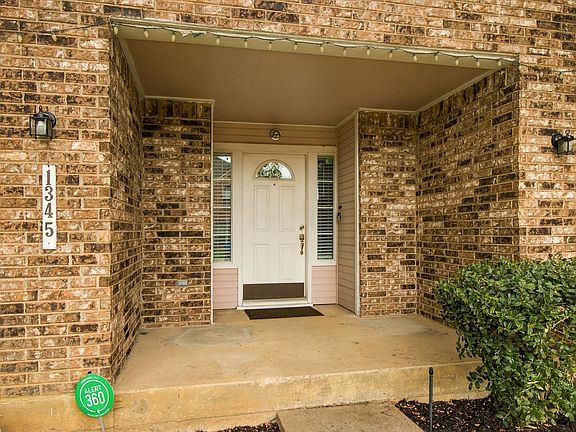 3rd image of 1345 Jeanette Way