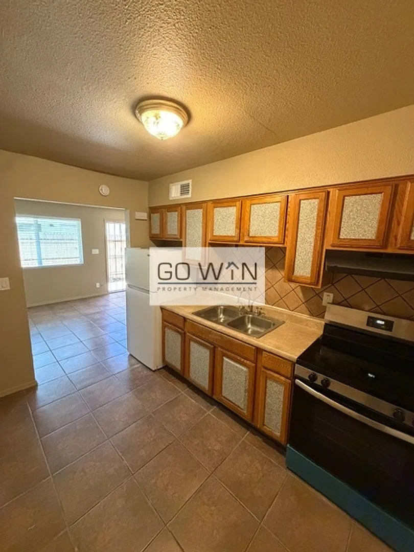 6637 W Myrtle Ave — Photo 1