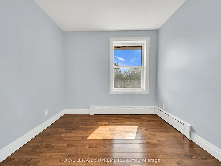 135 Kingsway Cres #4 — Photo 17
