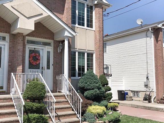 3rd image of 1049 Sheldon Ave