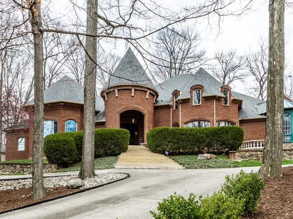 8211 Traders Hollow Ct, Indianapolis, IN 46278