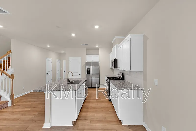 3 bed, 2.5 bath, $2,050 — Photo 4