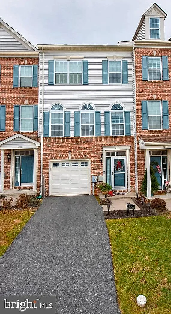 3 bed, 2.5 bath, 1800 sqft, $2,700 — Photo 2